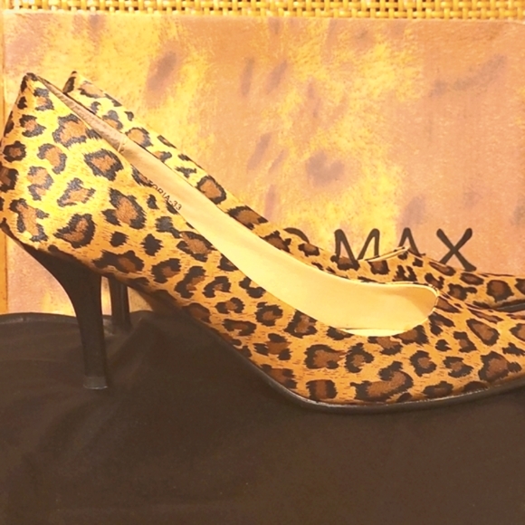 Go Max: Leopard Print Pumps - Picture 2 of 9